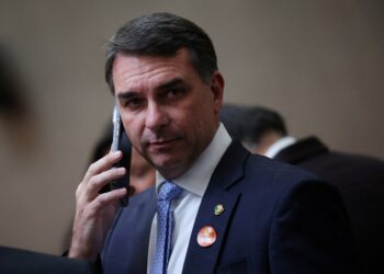 Marqueteiro do PL afirma que Flávio deve se recuperar e voltar a subir nas pesquisas