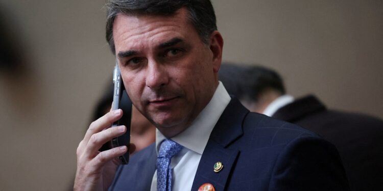 Marqueteiro do PL afirma que Flávio deve se recuperar e voltar a subir nas pesquisas