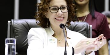 Justiça italiana manda soltar Carla Zambelli após travar extradição ao Brasil