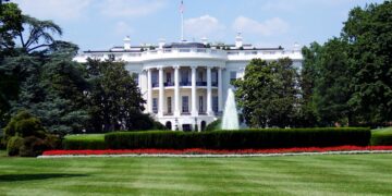 Trump enfrenta 4ª ameaça armada em menos de 2 anos após tiroteio perto da Casa Branca