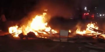 Famílias atingidas por explosão no Jaguaré fazem protesto e bloqueiam avenida em SP