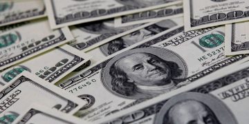 Bolsa cai 2,22%, e dólar volta a subir acima de R$ 5,06