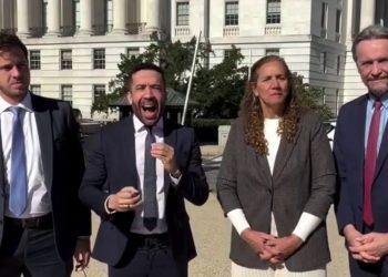 Deputados governistas vão aos Estados Unidos por ajuda contra Flávio, PCC e tarifaço